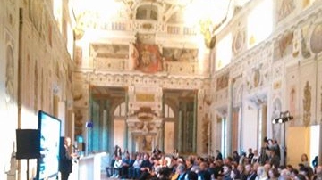 I giornalisti partecipano alla conferenza internazionale a palazzo ducale 