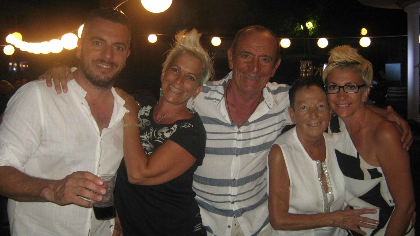 Raoul Casadei con la moglie e i tre figli Mirco, Carolina e Mirna