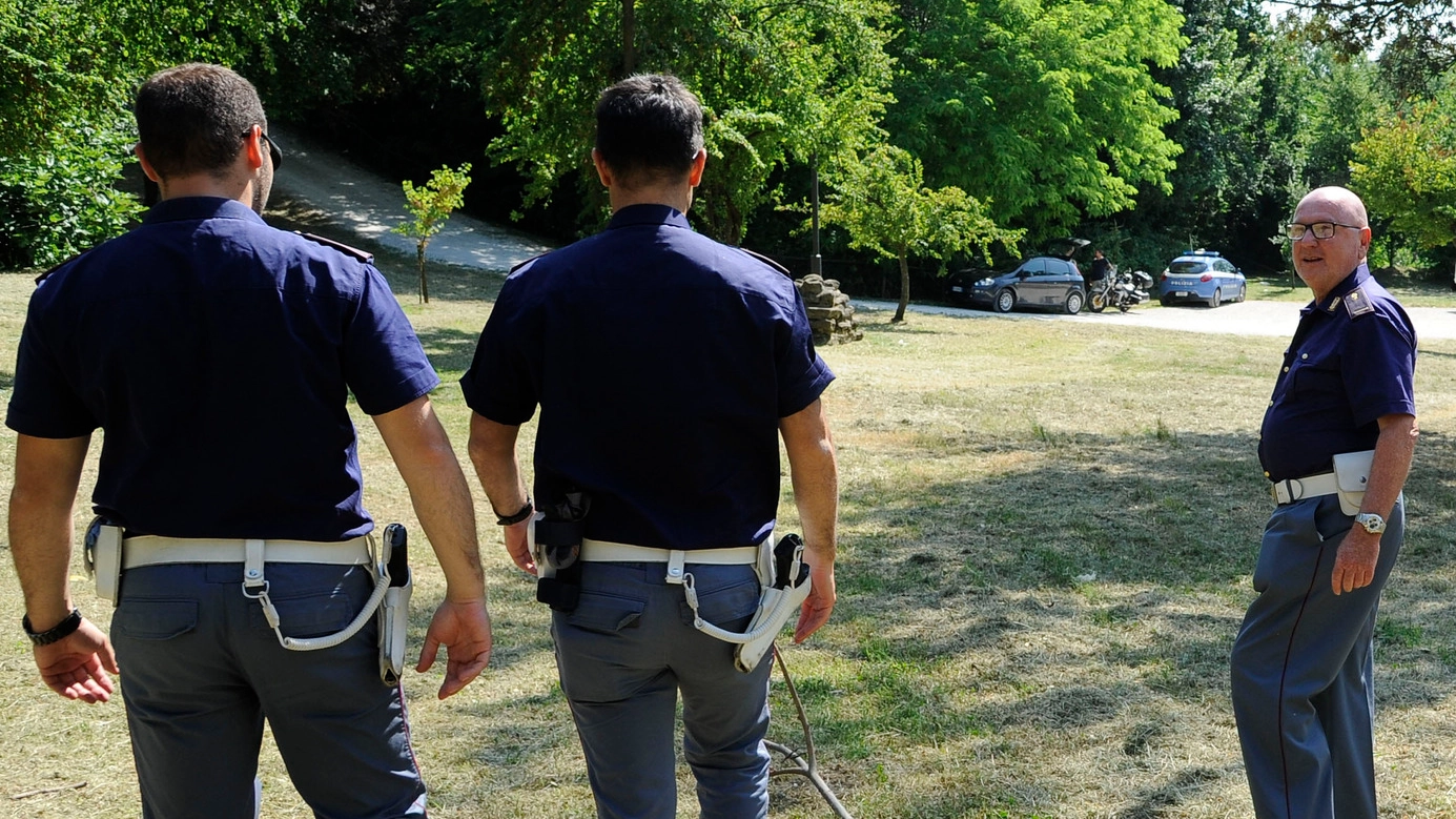 Poliziotti al lavoro nel parco di Fontescodella  (foto Calavita)