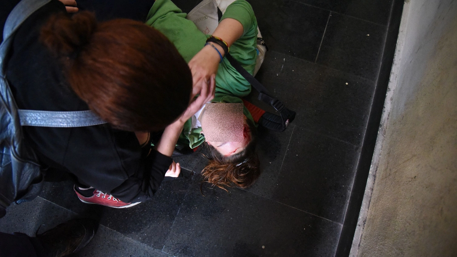 Scontri in Sant'Eufemia, la minorenne finita a terra dopo il colpo al volto (FotoFiocchi)