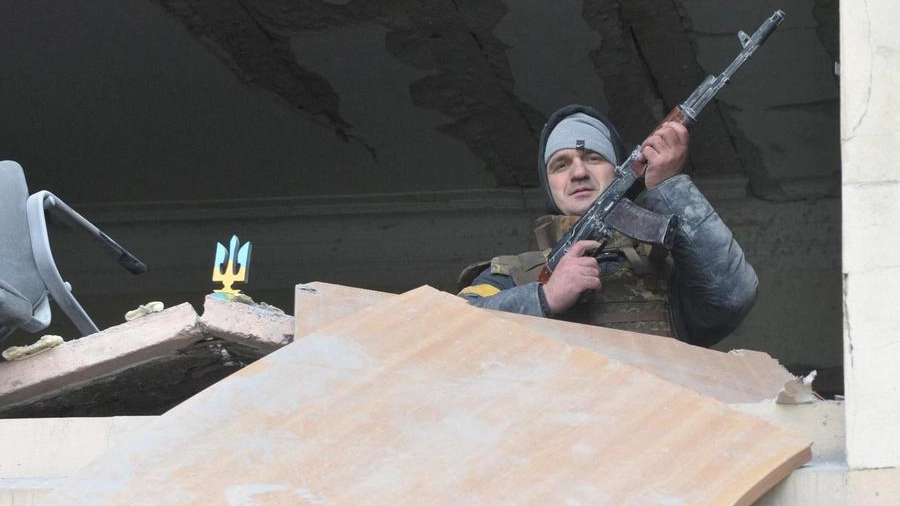 Un soldato ucraino in una costruzione colpita