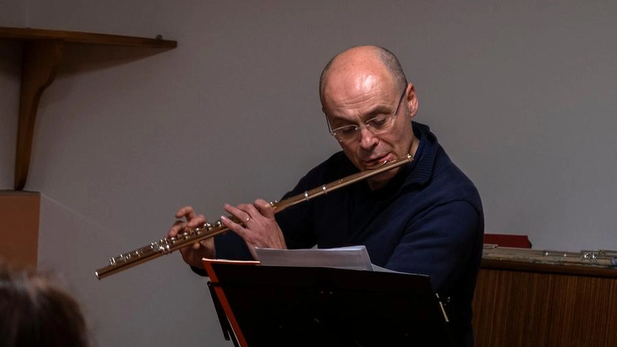  Il musicista emiliano Domenico Banzola, al flauto