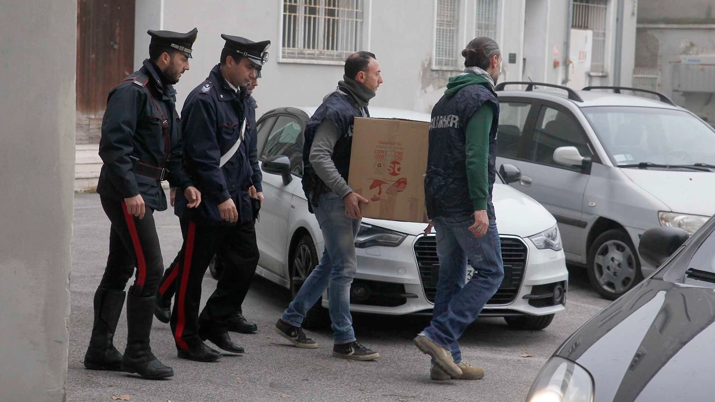 I carabinieri portano via dei documenti (foto Corelli)