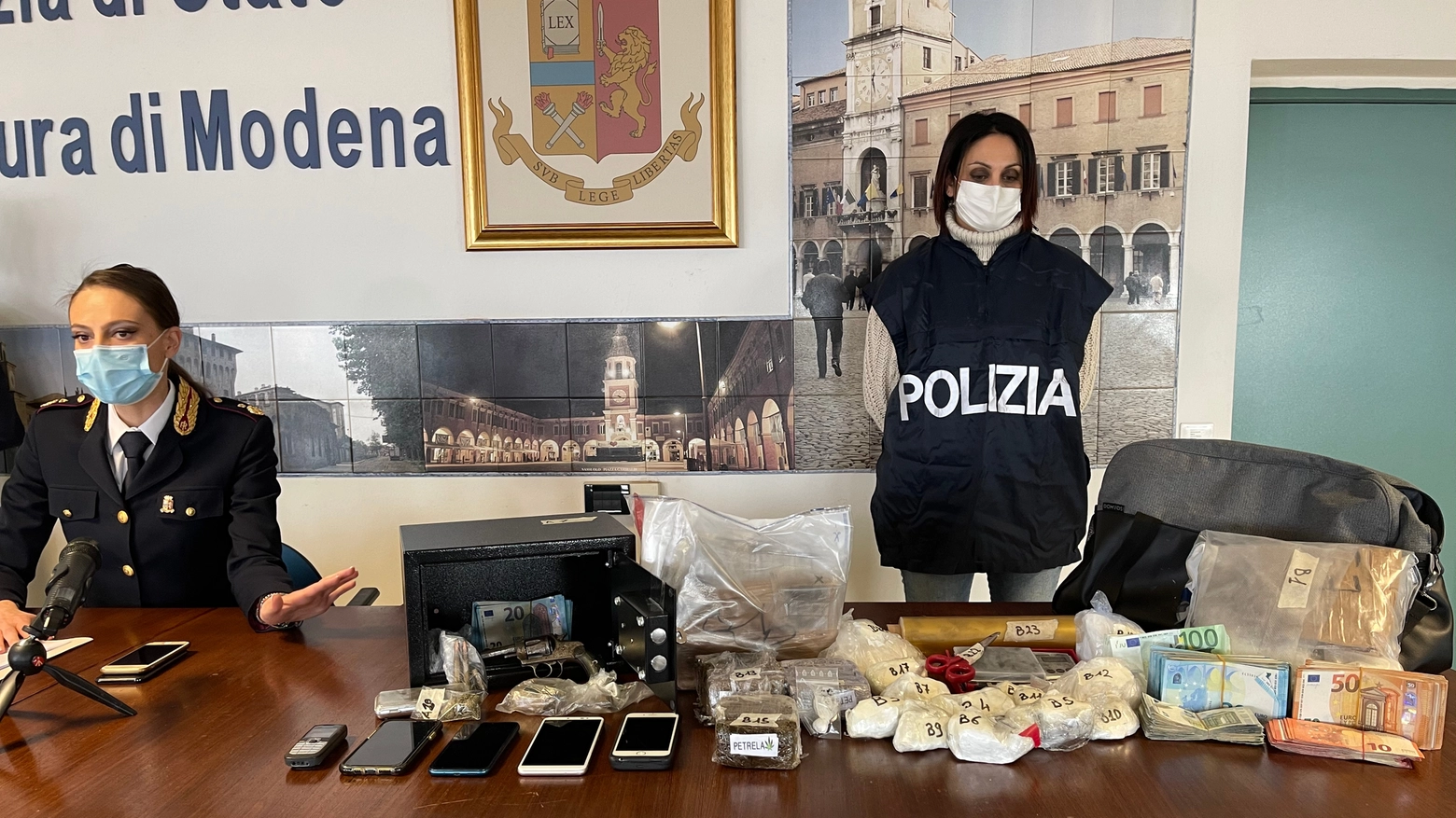 Droga, armi e soldi sequestrati nella casa dei fidanzati dalla polizia (Foto Fiocchi)