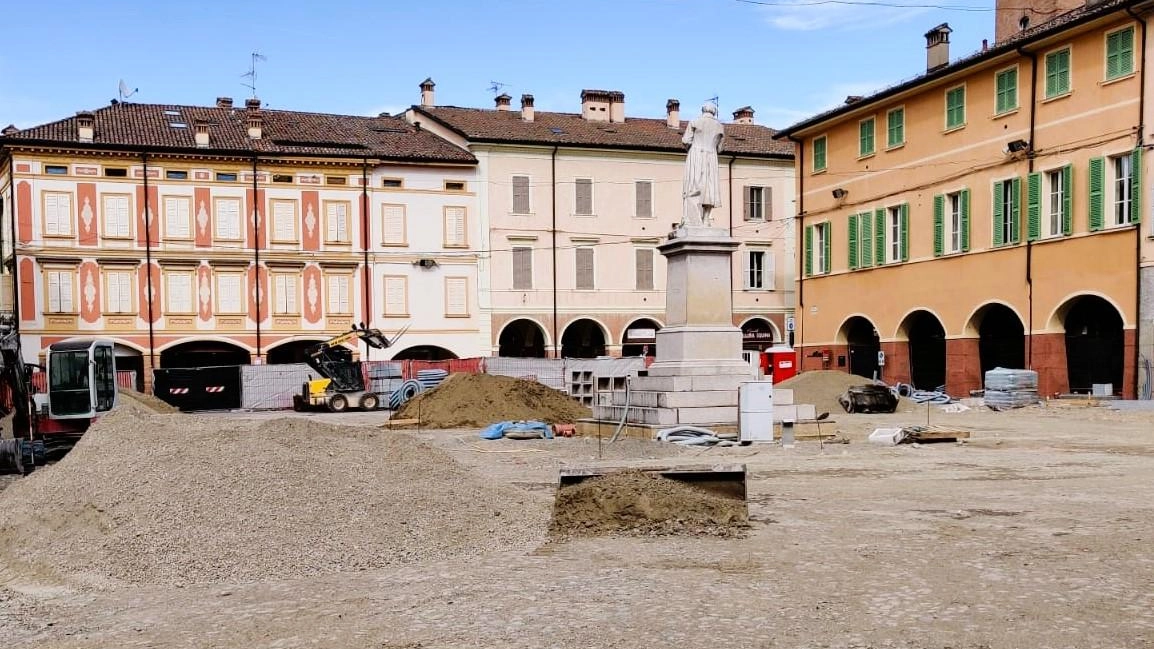 Lavori in piazza Spallanzani, riaffiora l’antica pavimentazione in ciottoli di fiume