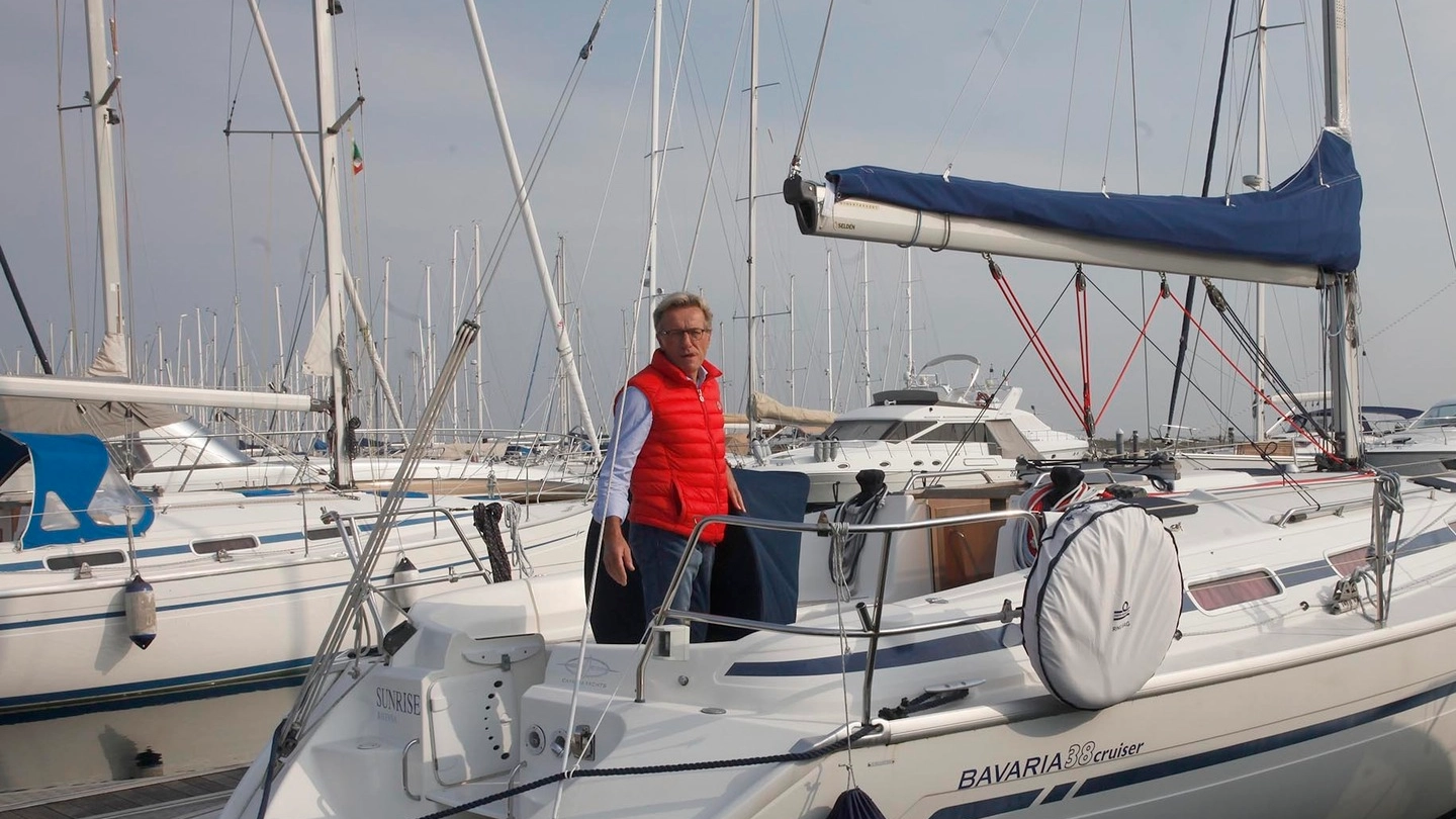 Paolo Zalambani sulla sua imbarcazione (foto Corelli)