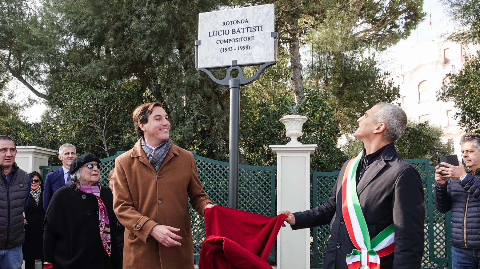 Inaugurazione della rotonda Lucio Battisti con la vedova Grazia Letizia Veronese e il sindaco Jamil Sadegolvad a Rimini