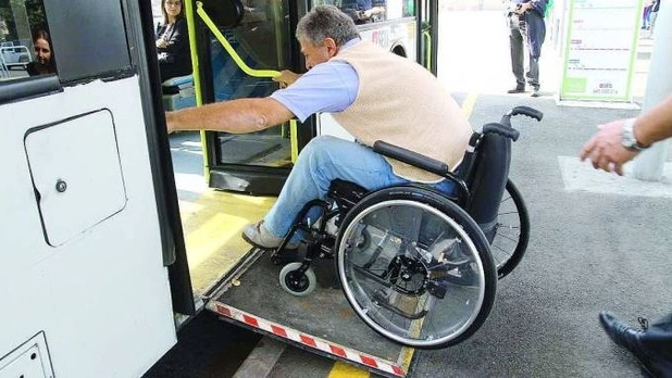 Un invalido che usufruisce dell'autobus 