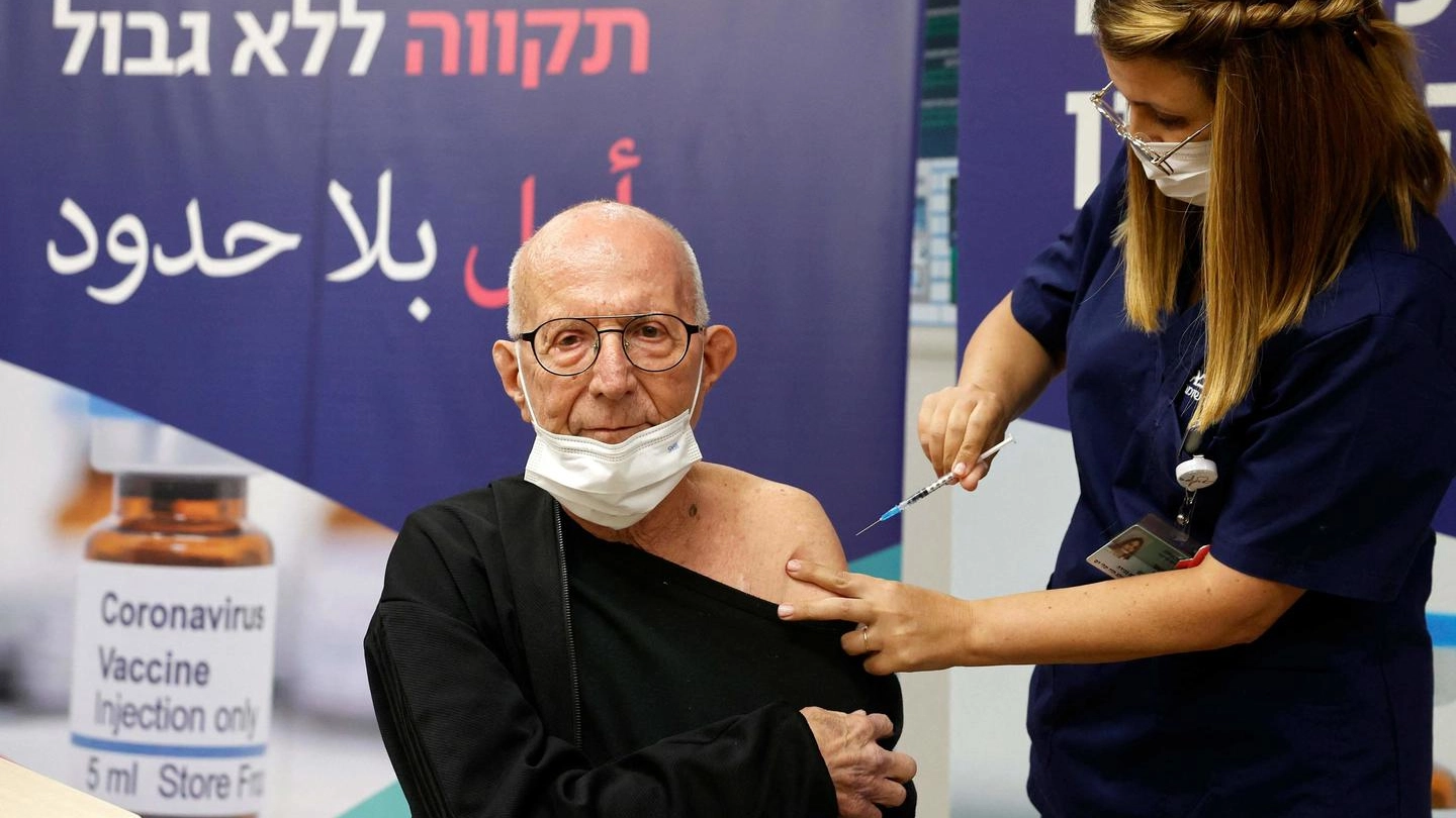 Un israeliano riceve la quarta dose del vaccino in una casa di riposo