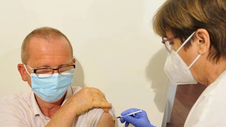 Un uomo si sottopone al vaccino anti Covid (foto d’archivio)