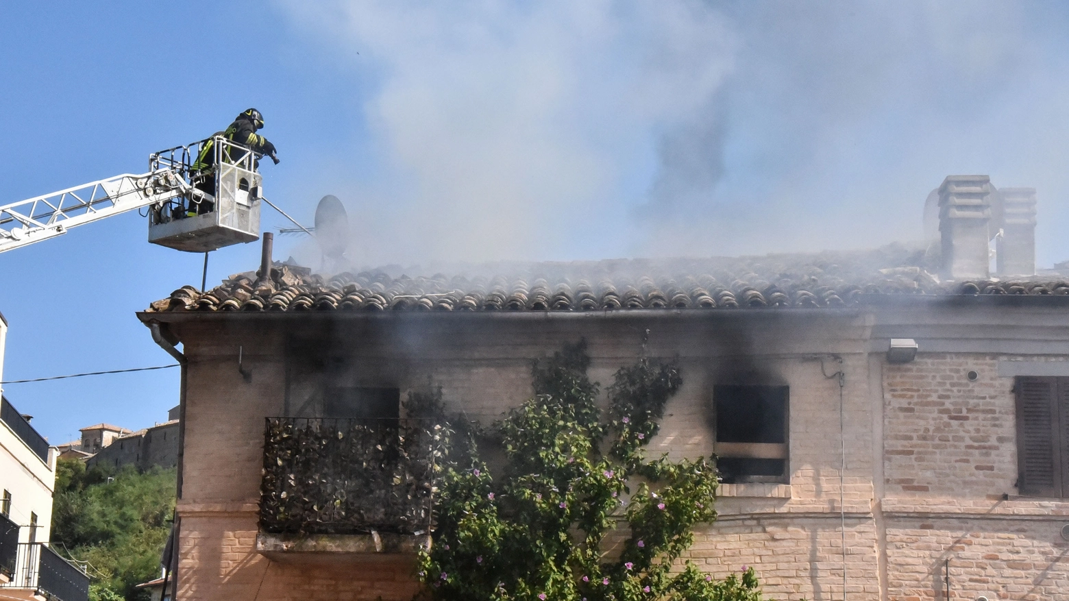 L'incendio nel sottotetto di una casa a Castelnuovo di Recanati