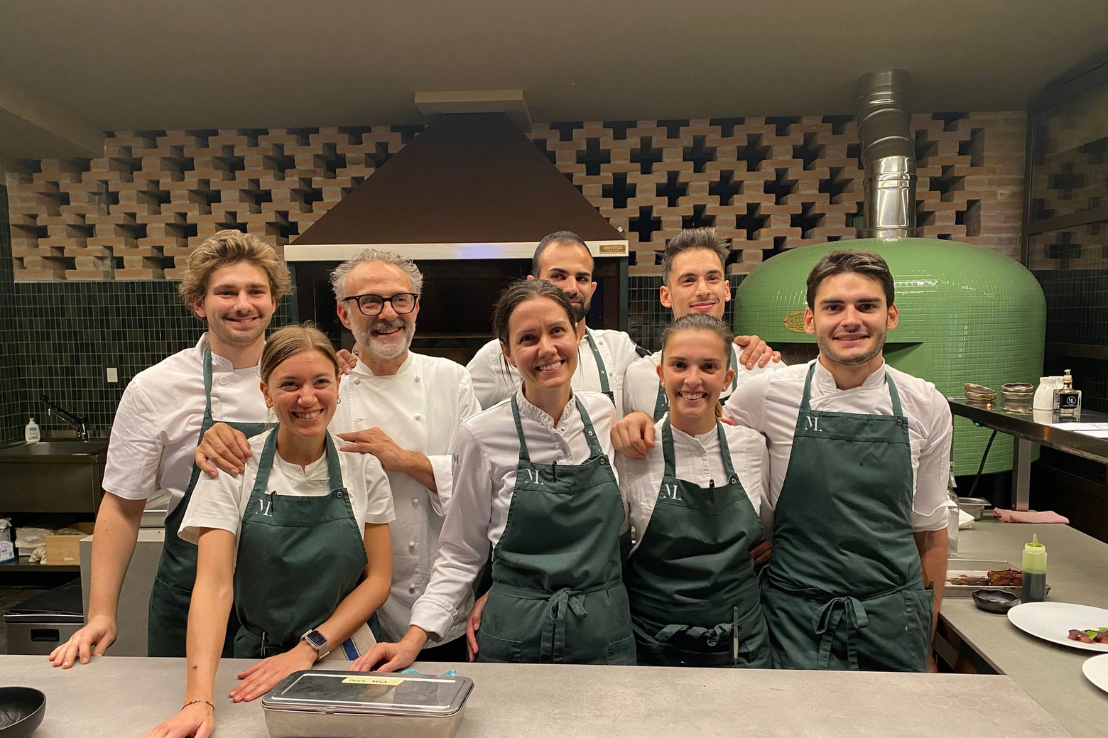 Lo chef Massimo Bottura e la chef Jessica Rosval (a destra) circondati  dallo staff  del ‘Gatto Verde’