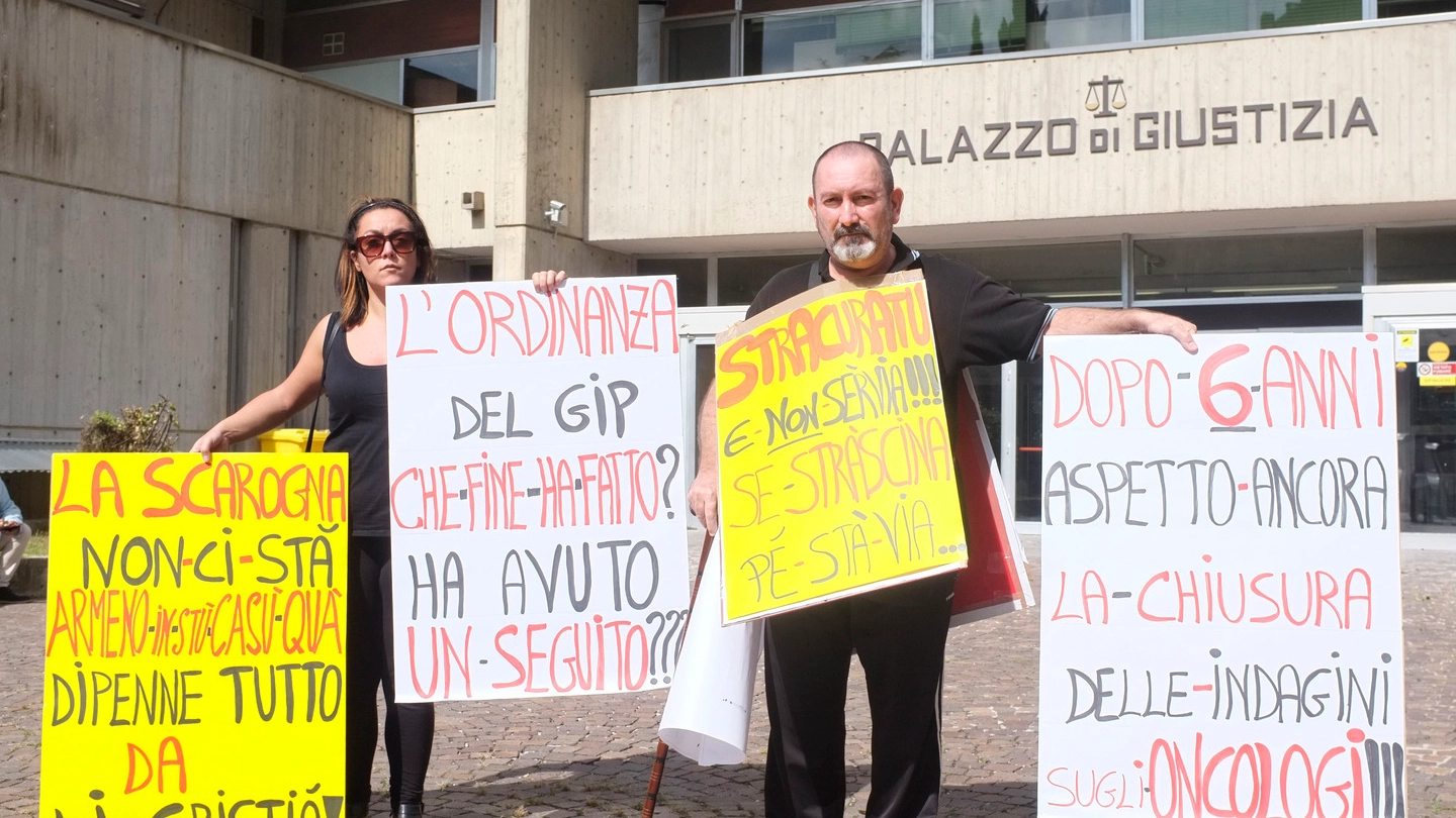Macerata, Emilio Moretti e la figlia protestano davanti al tribunale (Foto Calavita)
