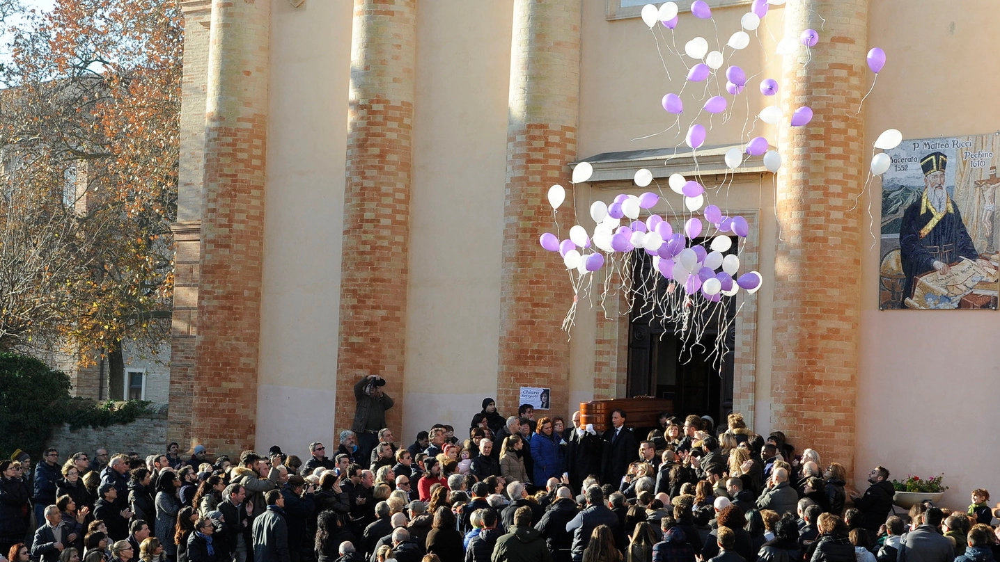 I palloncini bianchi e viola, dopo il funerale di Chiara, stamattina a Santa Croce 