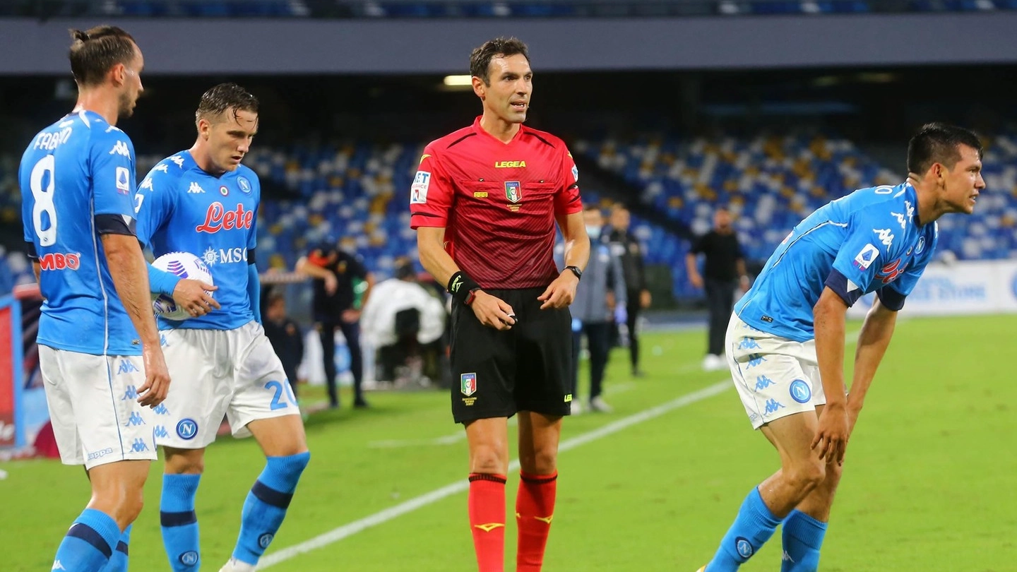 L’arbitro maceratese Juan Luca Sacchi tra i giocatori del Napoli 