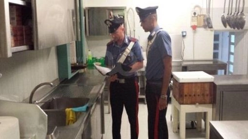 I carabinieri nella cucina dell’hotel