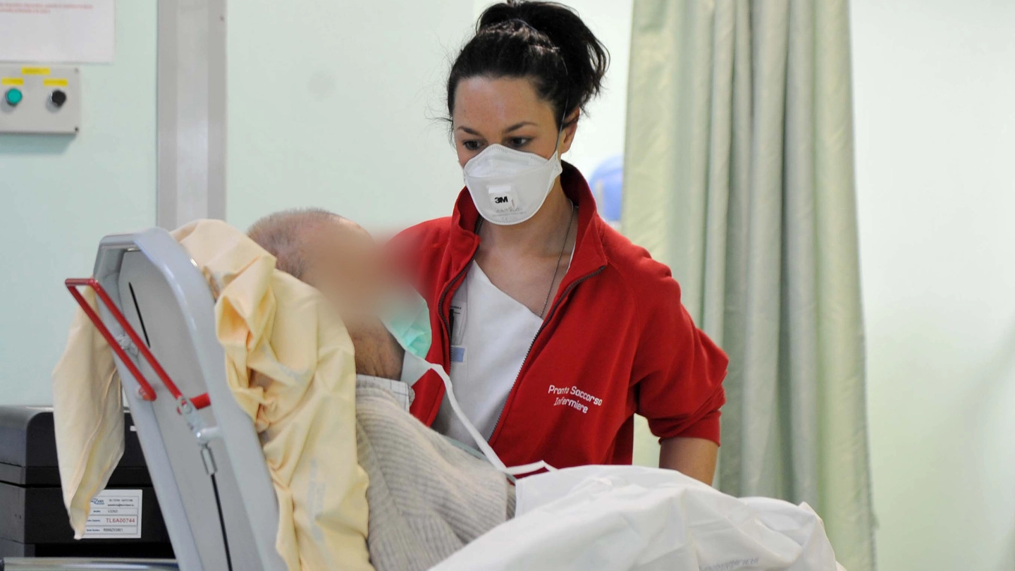 Personale sanitario in servizio al pronto soccorso dell’ospedale di Cona durante l’emergen