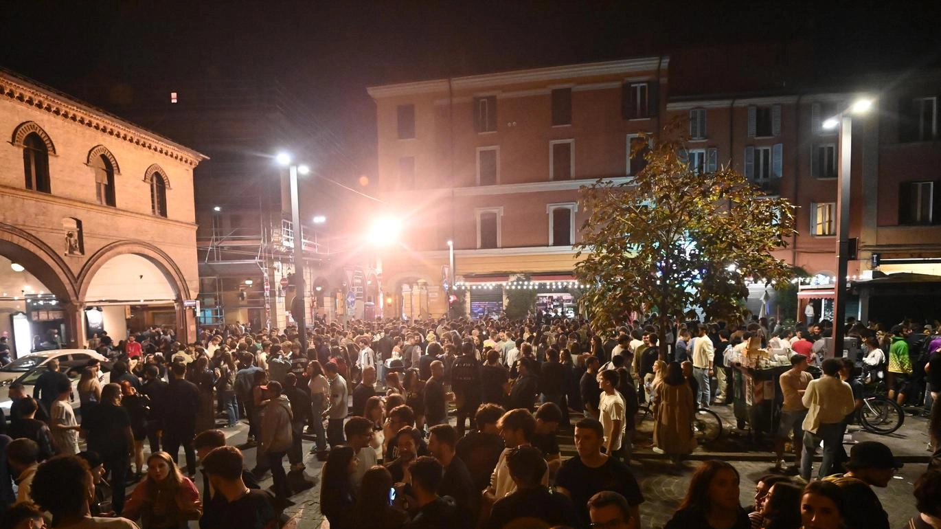 Halloween in piazza Aldrovandi. Ammesse solo 650 persone . Bus gratis per chi esce dal centro