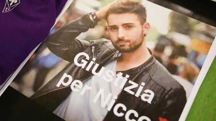 Viola club Niccolò Ciatti. Un manifesto con la foto del ragazzo morto in Spagna 