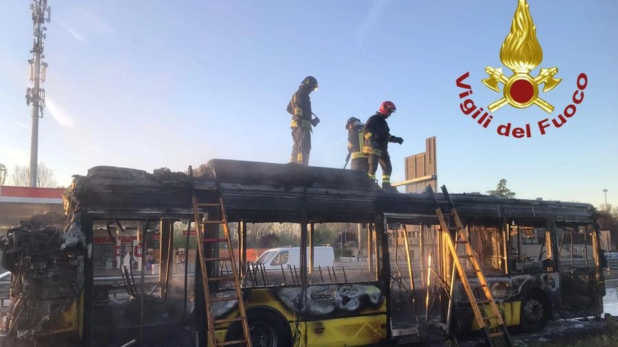 Autobus a fuoco in tangenziale a Modena