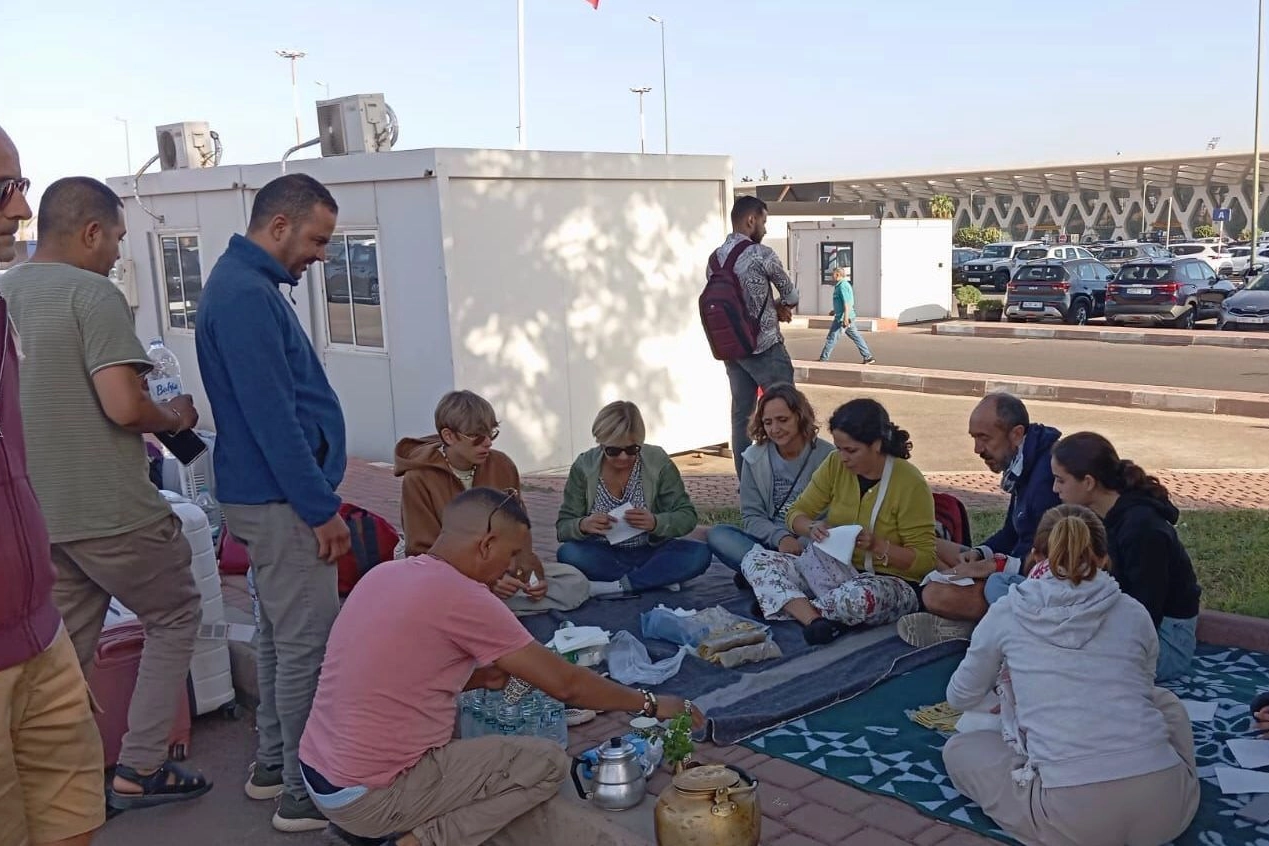 La comitiva anconetana accampata davanti all’aeroporto di Marrakech