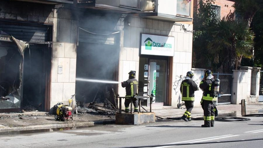 Incendio in via San Donato a Bologna (foto Schicchi)