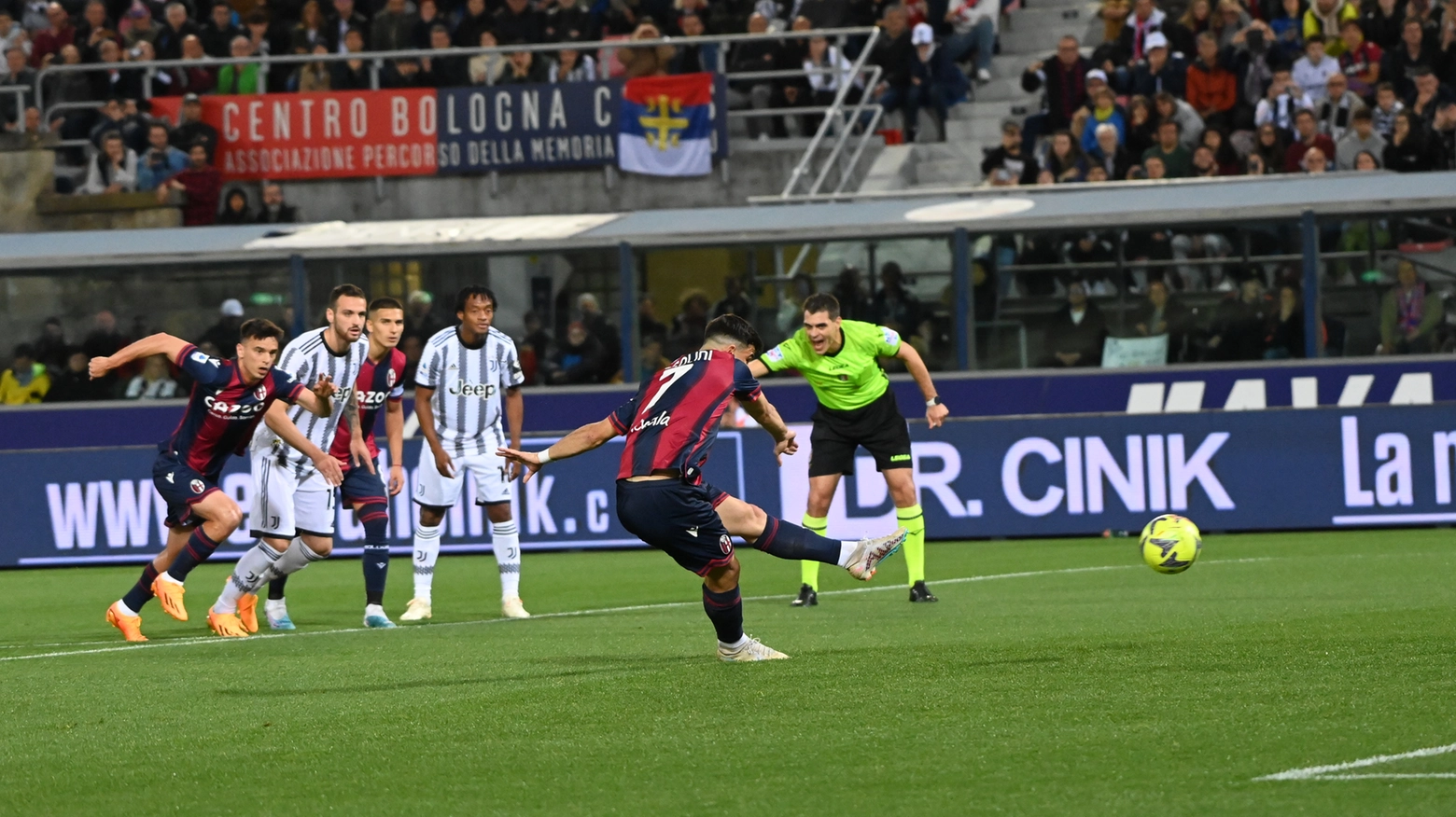Bologna-Juventus, il calcio di rigore battuto da Orsolini (FotoSchicchi)