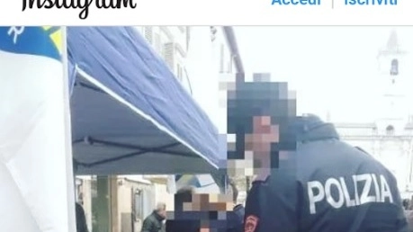 Poliziotti pro Salvini nell'immagine postata su Instagram dal senatore leghista Arrigoni