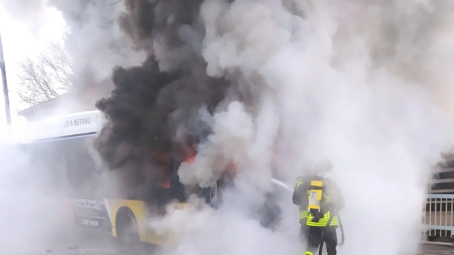 L'autobus completamente avvolto dalle fiamme a Modena (FotoFiocchi)