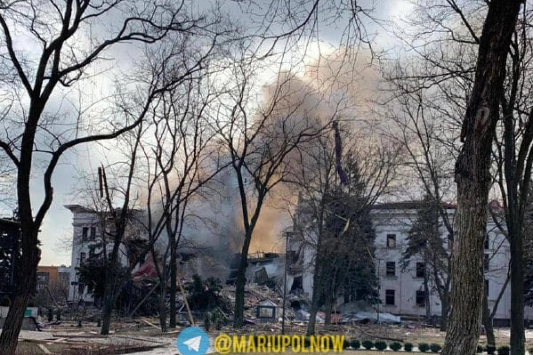 Teatro d'arte drammatica bombardato a Mariupol (Ansa/Twitter)