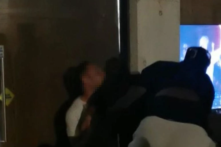 Frame del video della violenta rissa tra giovani a Rialto, Venezia 