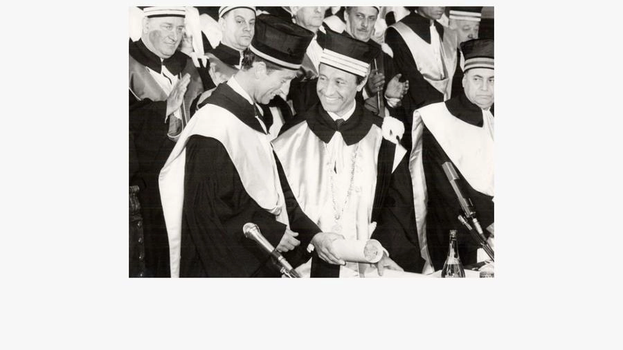 L'allora principe Carlo riceve la laurea ad honorem (Foto archivio Unibo)