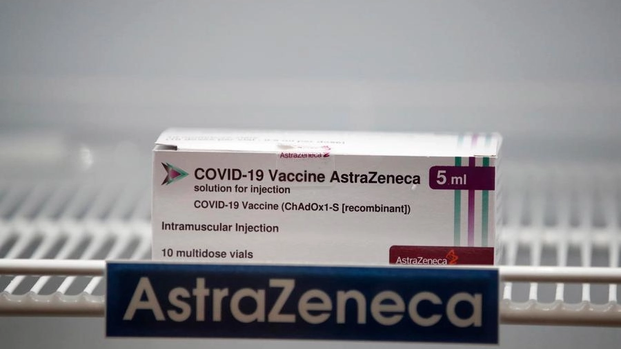 Il vaccino Astrazeneca (Ansa)