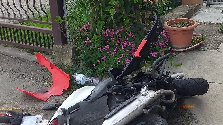 Lo scooter sul quale viaggiava il 18enne rimasto vittima dell'incidente 