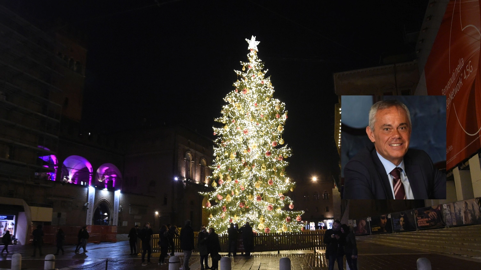 Albero di Natale in piazza Maggiore e nel riquadro Giancarlo Tonelli, direttore Ascom