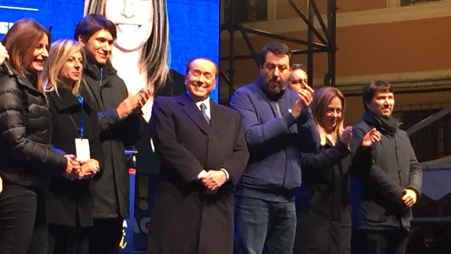 Lucia Borgonzoni sul palco con Matteo Salvini, Giorgia Meloni e Silvio Berlusconi
