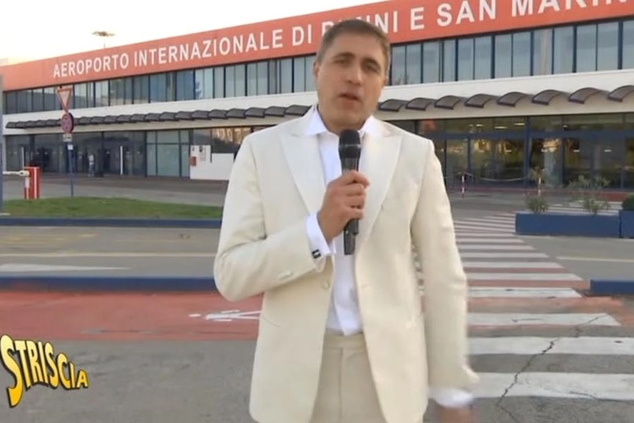 L’inviato di ‘Striscia’, Moreno Morello, davanti all’ingresso dell’aeroporto Fellini