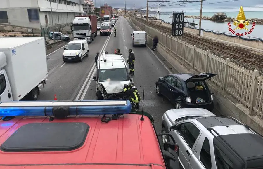Maxi carambola tra cinque auto: feriti in ospedale