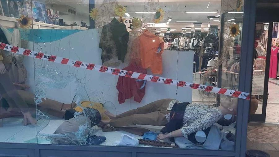 La vetrina di un negozio distrutta (foto di repertorio)