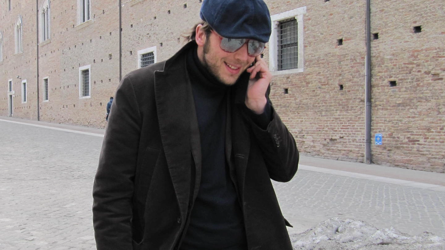 Raphael Gualazzi in piazza Rinascimento a Urbino, sfida vento e freddo invernale
