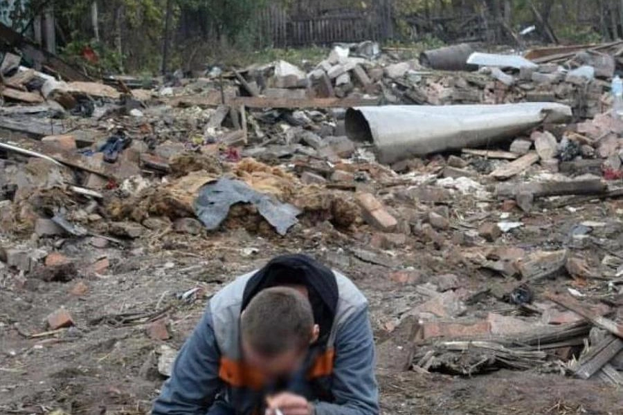 La disperazione di un civile ucraino dopo il bombardamento russo di ieri (Ansa)