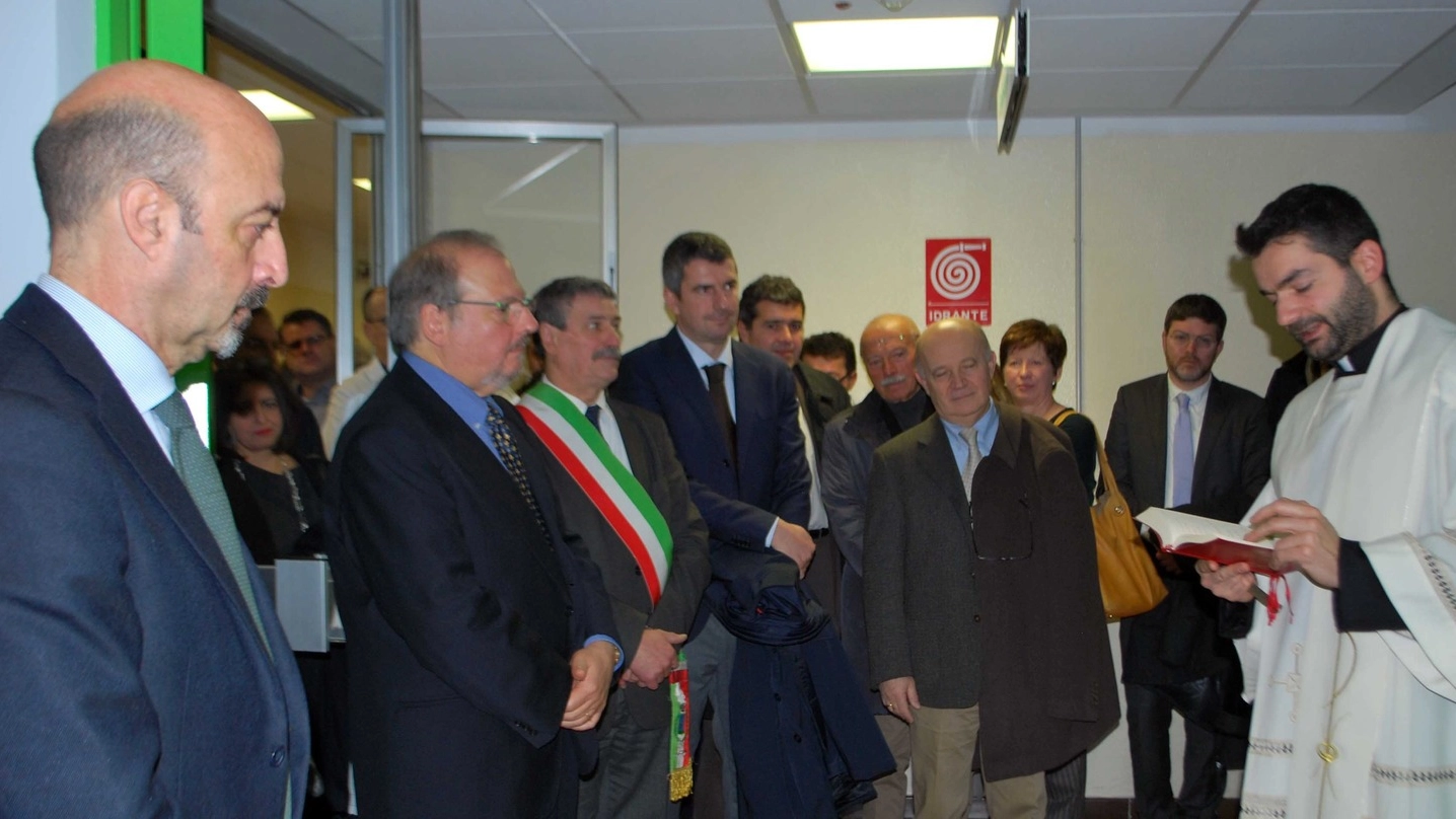 Don Roberto Montecchi inaugura i nuovi locali (foto Vanoni)