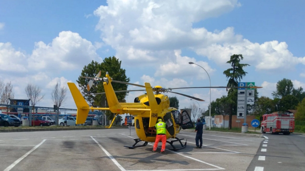 L'elicottero del 118 nell'area di servizio prima del decollo per Cesena