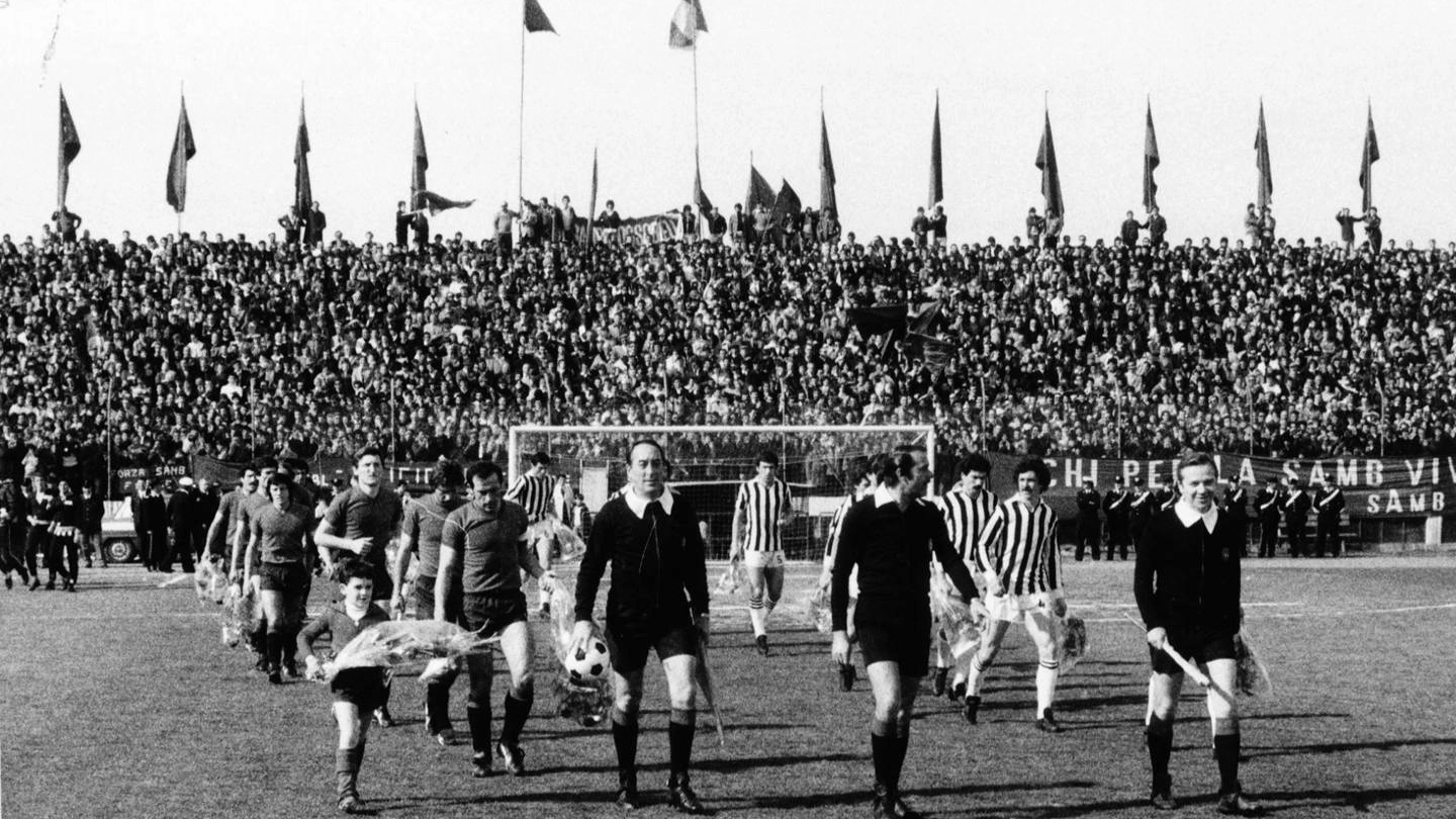 La rivalità  tra Ascoli e San Benedetto del Tronto è legata anche  e soprattutto al calcio: nella foto storica, l’ingresso  in campo  delle due squadre prima  di un derby
