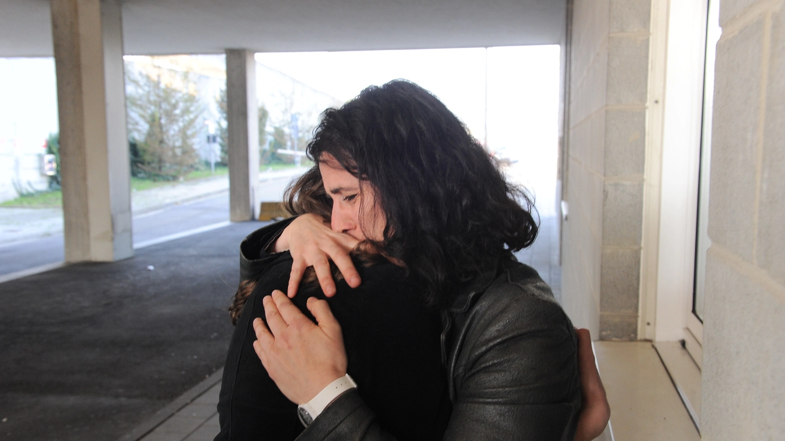 La figlia di Primo Zanoli in atetsta davanti all'ospedale (Foto Fiocchi)
