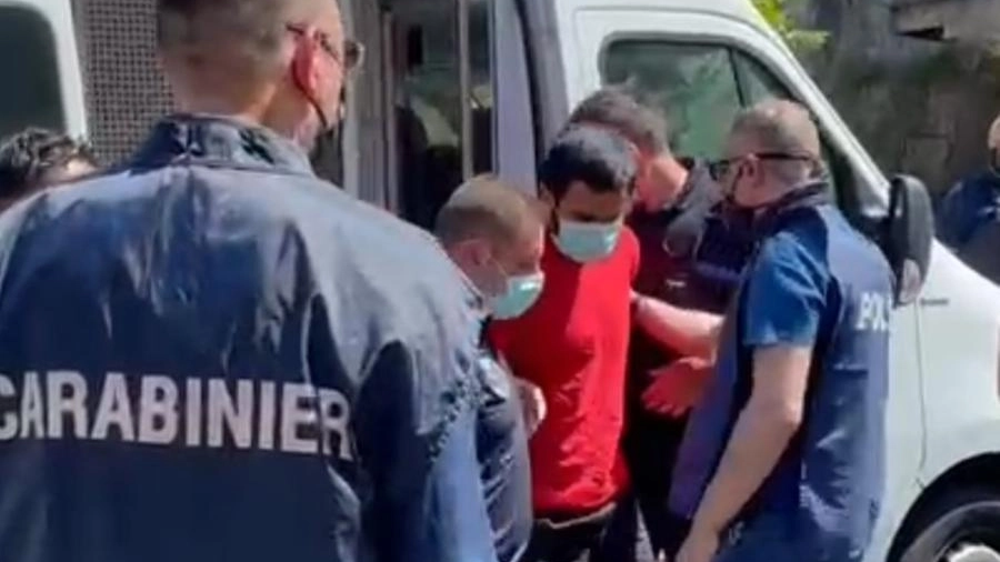 Il momento della consegna alle autorità italiane di Ikram Ijaz, arrestato in Francia