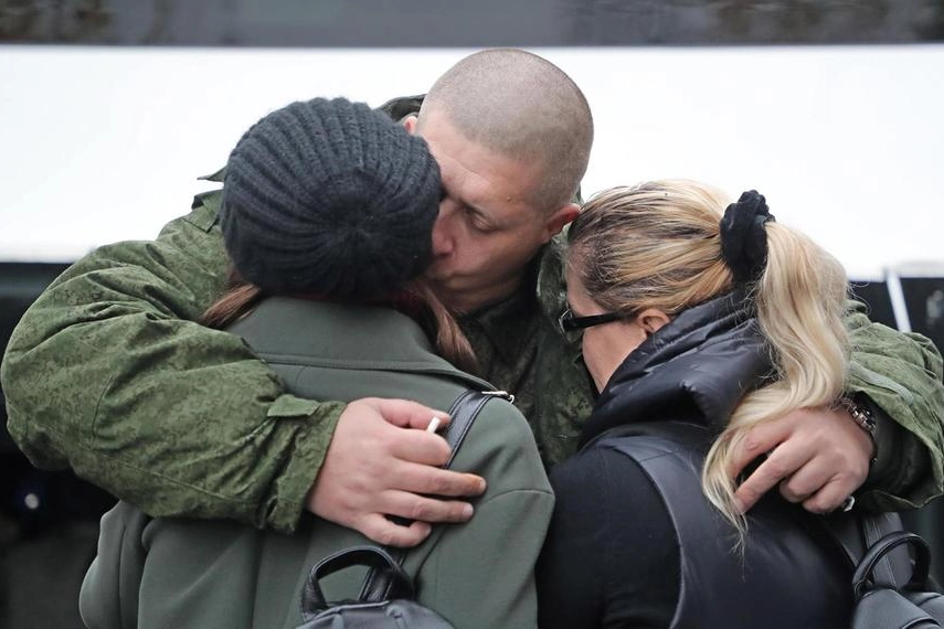 Soldati russi dicono addio alle famiglie prima del reclutamento (Epa)