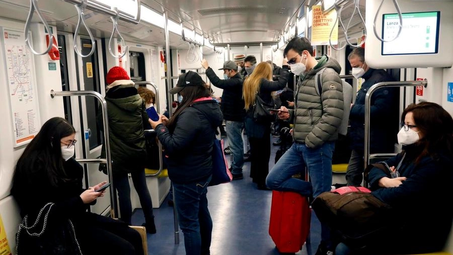 Viaggiatori sulla metro di Milano (Ansa)