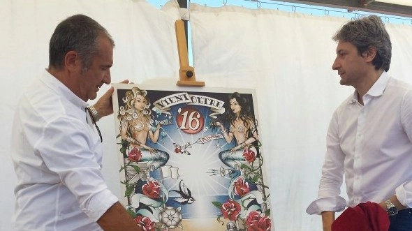Aldo Drudi e il sindaco Gnassi con il manifesto balneare del 2016