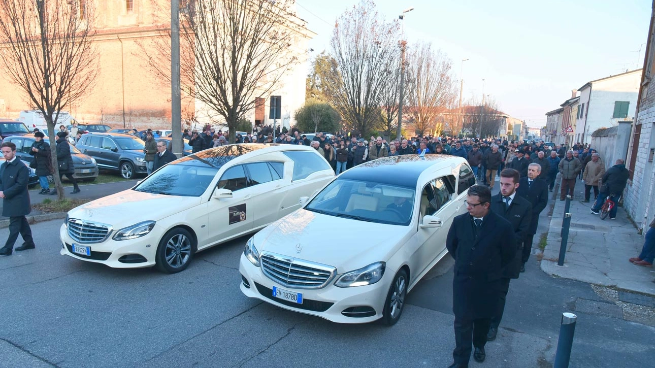 Folla per l'addio ai due fratellini, Kim e Lorenzo, uccisi dalla madre